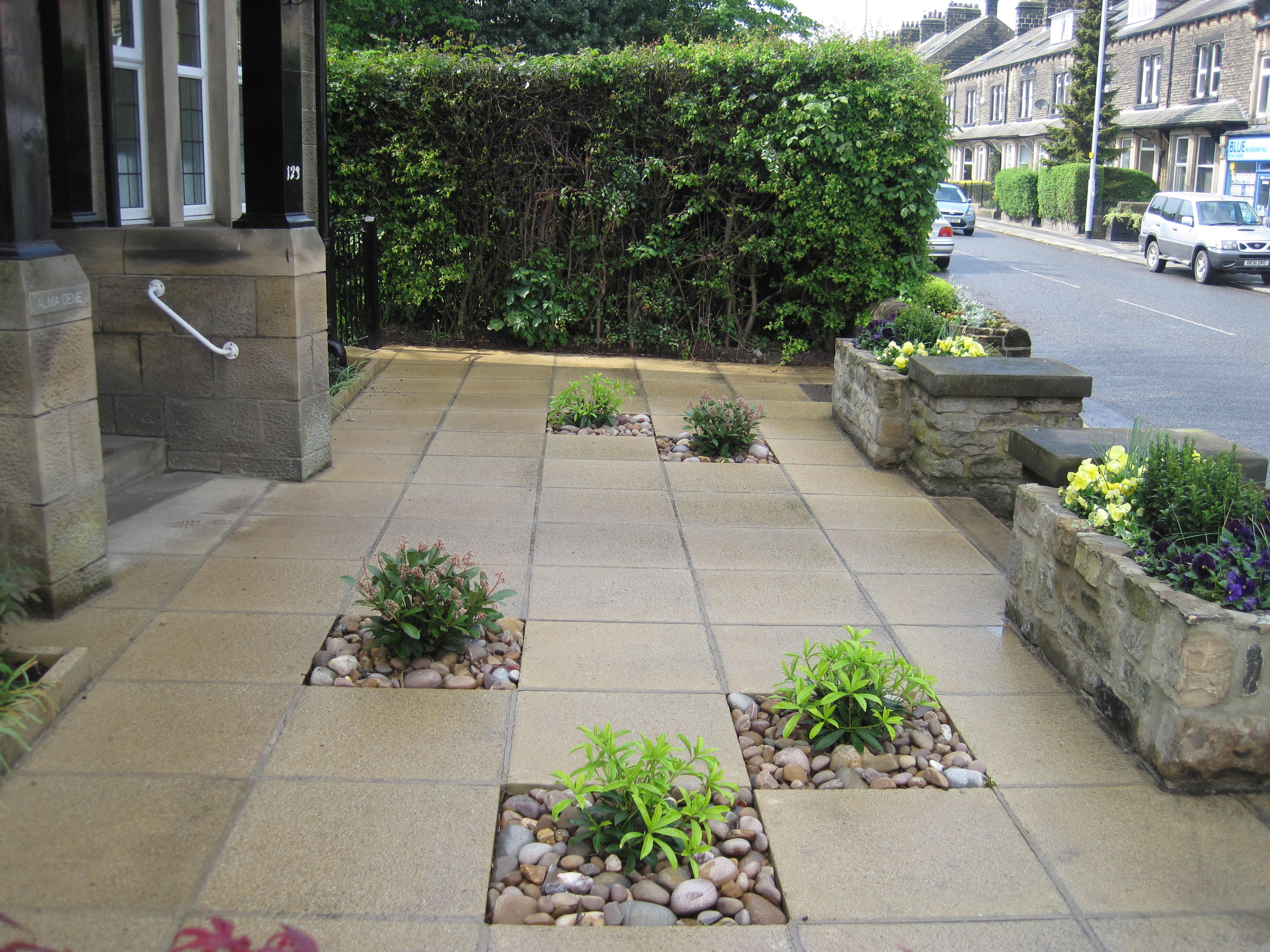 Commercial frontage paving with planting pockets